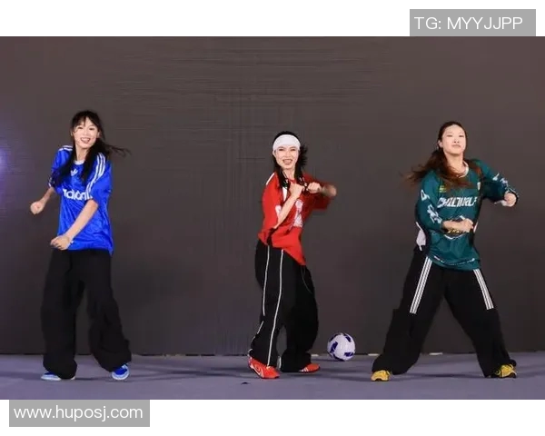 外国球迷模仿足球明星舞姿展现热情与创意的精彩瞬间